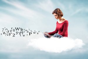 Une femme assise sur un nuage avec une tablette lit