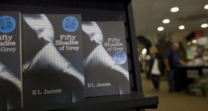 Couverture du roman fifty shades of grey de E.L James en librairie - écrire pour vendre
