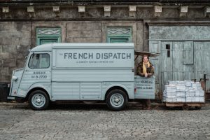 Wes Anderson dans le décor de The french dispatch