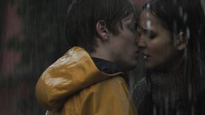 Martha et Jonas s'embrassent sous la pluie dans Dark