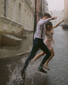 Un couple court sous la pluie