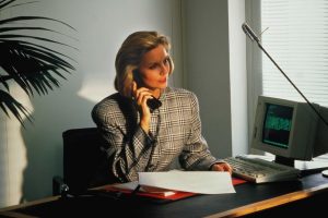Une femme cheffe d'entreprise dans les 80s
