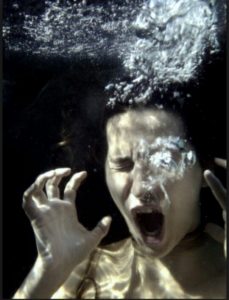 Crier sous l'eau