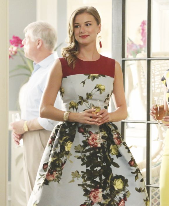 Emily Thorne dans une très belle robe