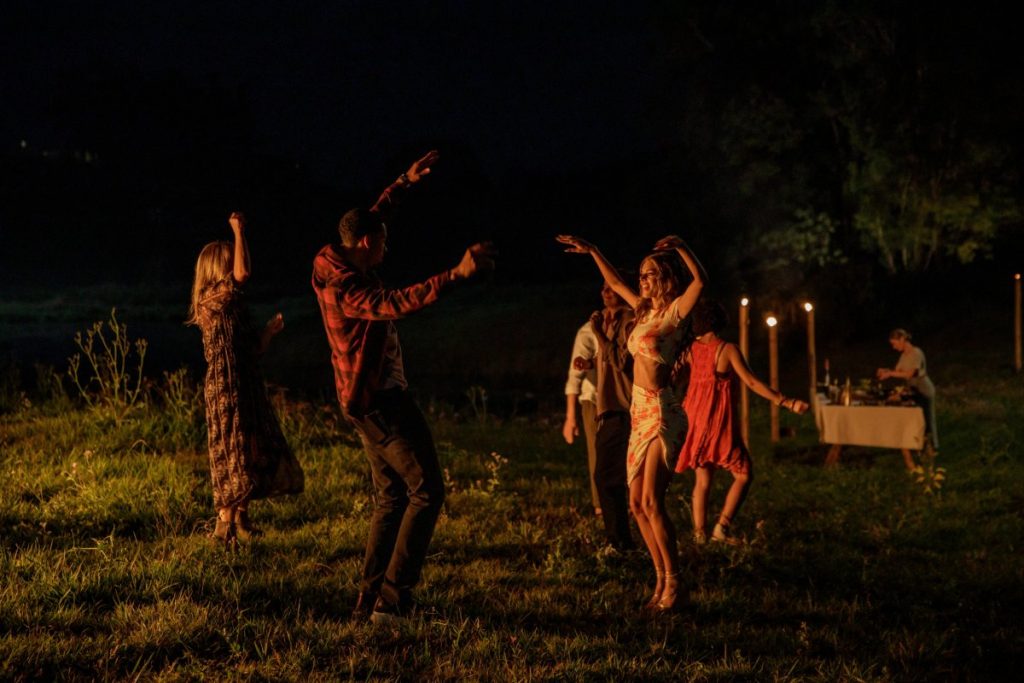 Nine perfect strangers, soirée à danser