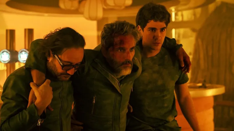 Guillermo porté par Max et Rafa dans El refugio atomico