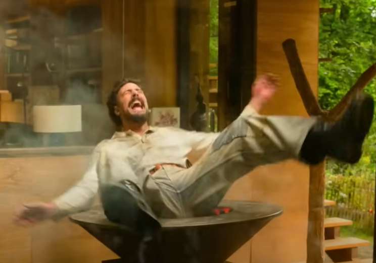 Le méchant tombe le cul en premier dans le brasero