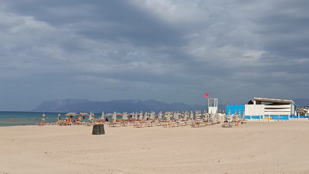 Des transats vides sur une plage italienne