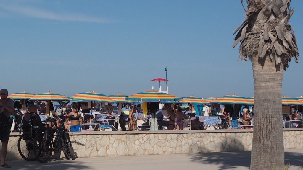 Un océan de parasols