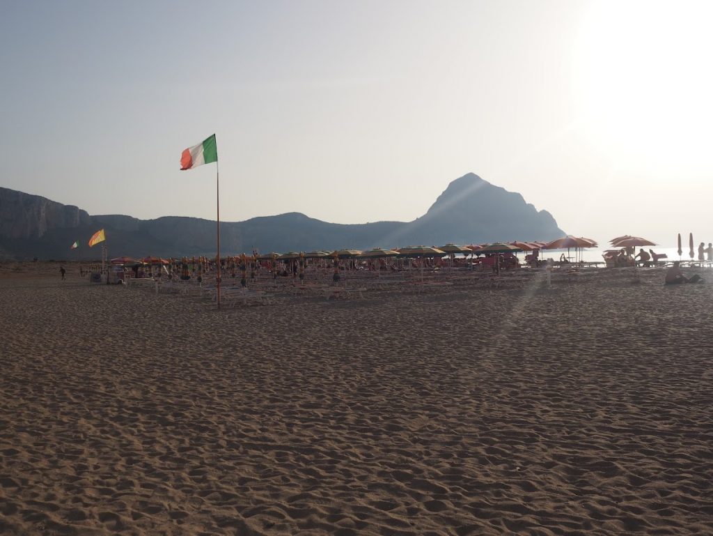 Le phénomène des plages privées recouvertes de transats en Italie