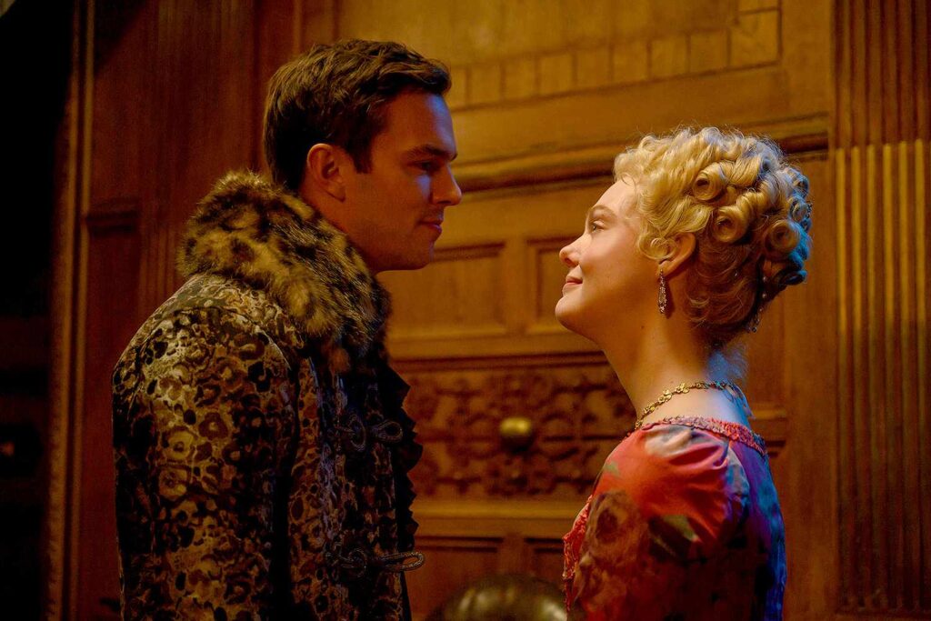 Nicholas Hoult et Elle Fanning dans The Great