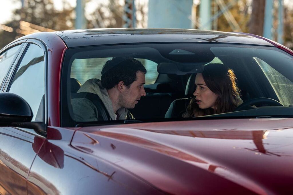 Daniel et Margaret discutent dans une voiture